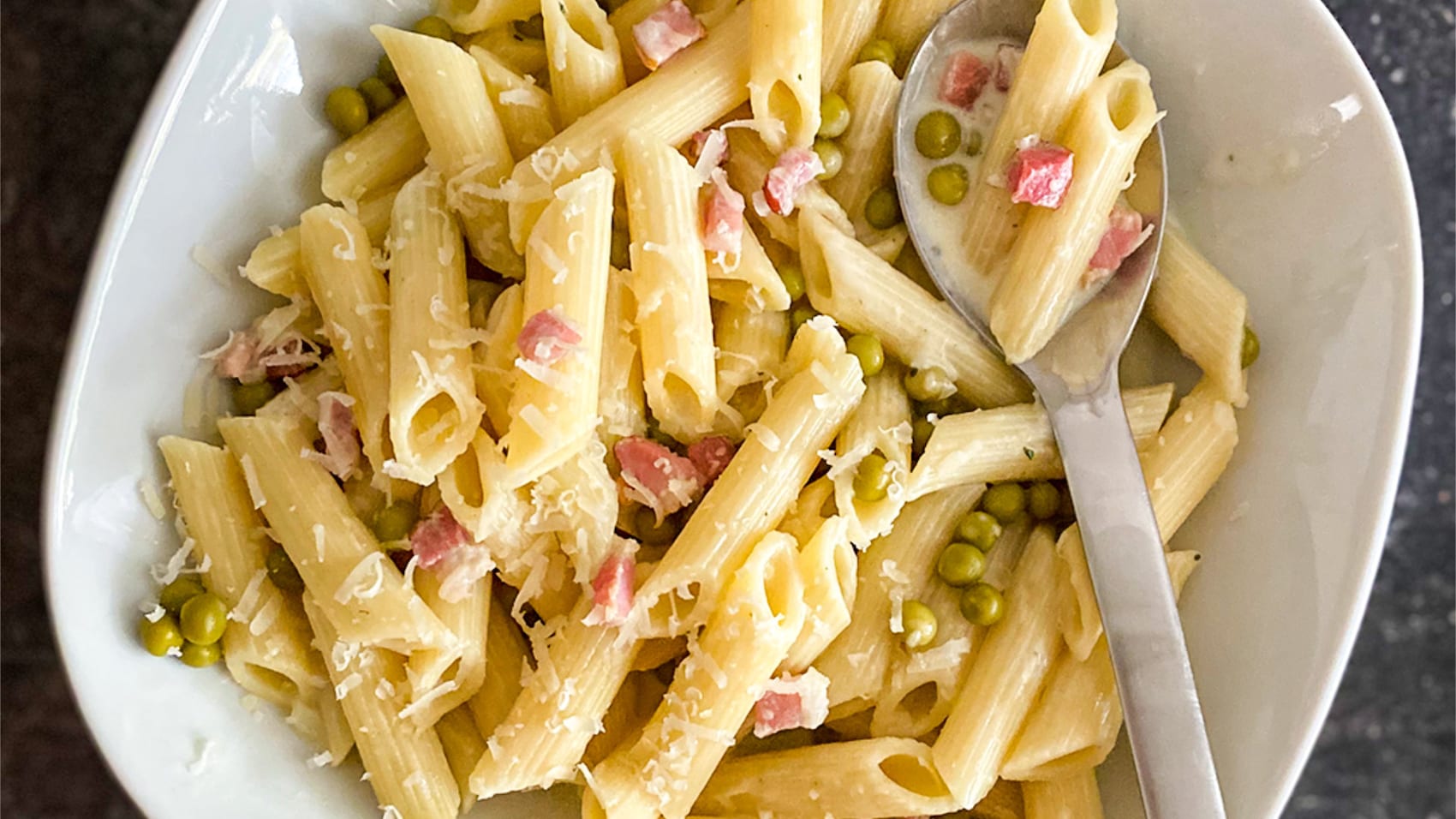 One-Pot-Pasta mit Erbsen und Schinken