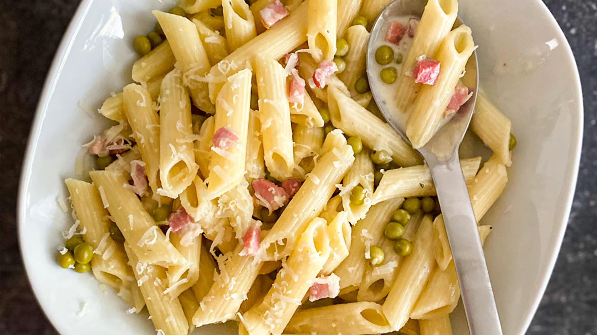 One-Pot-Pasta mit Erbsen und Schinken