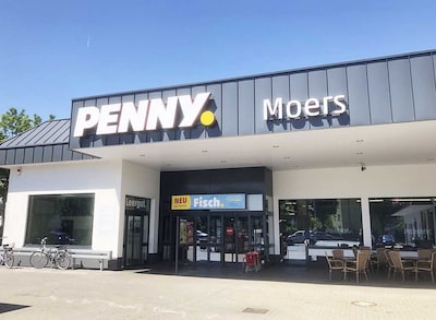 Sie sehen den Eingang vom Penny Markt Moers Homberger Str. 115