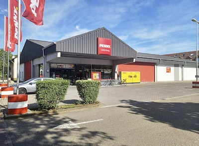 Sie sehen den Eingang vom Penny Markt in Ladenburg, Boveristr. 30