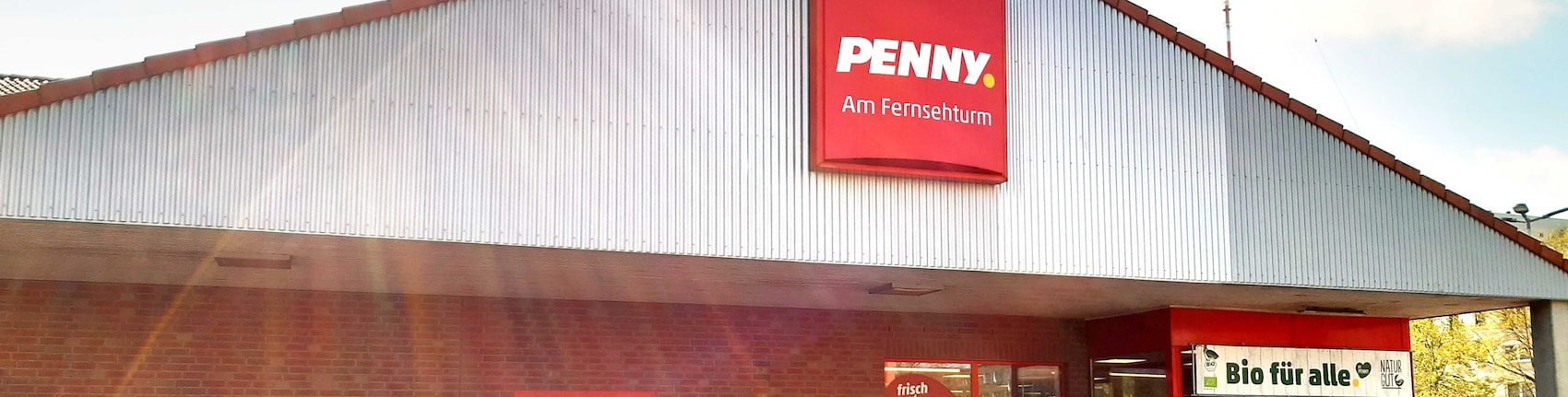 sie sehen den Eingang vom Penny Markt in Schwerin Magdeburger Str. 11a