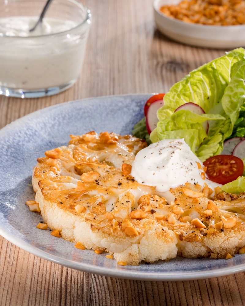 Dieses Bild zeigt die fertigen Blumenkohlsteaks in BBQ-Sauce.