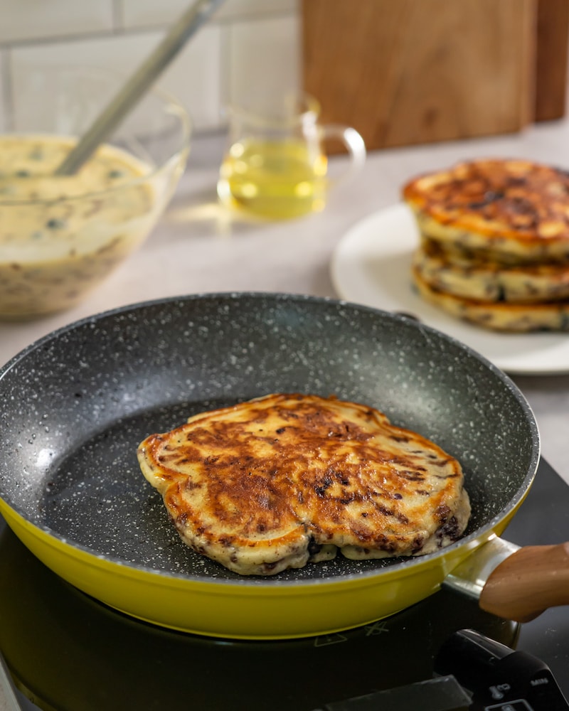 Dieses Bild zeigt einen Pancake in der Pfanne. 