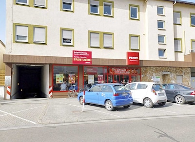 Sie sehen den Eingang vom Penny Markt in Lampertheim, Wilhelmstr. 44