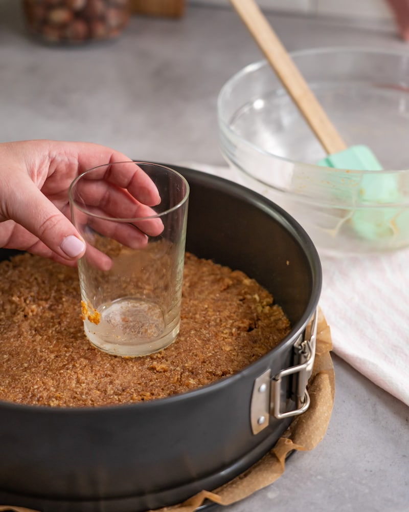 Dieses Bild zeigt der Kuchenboden in die Springform gegeben wird.