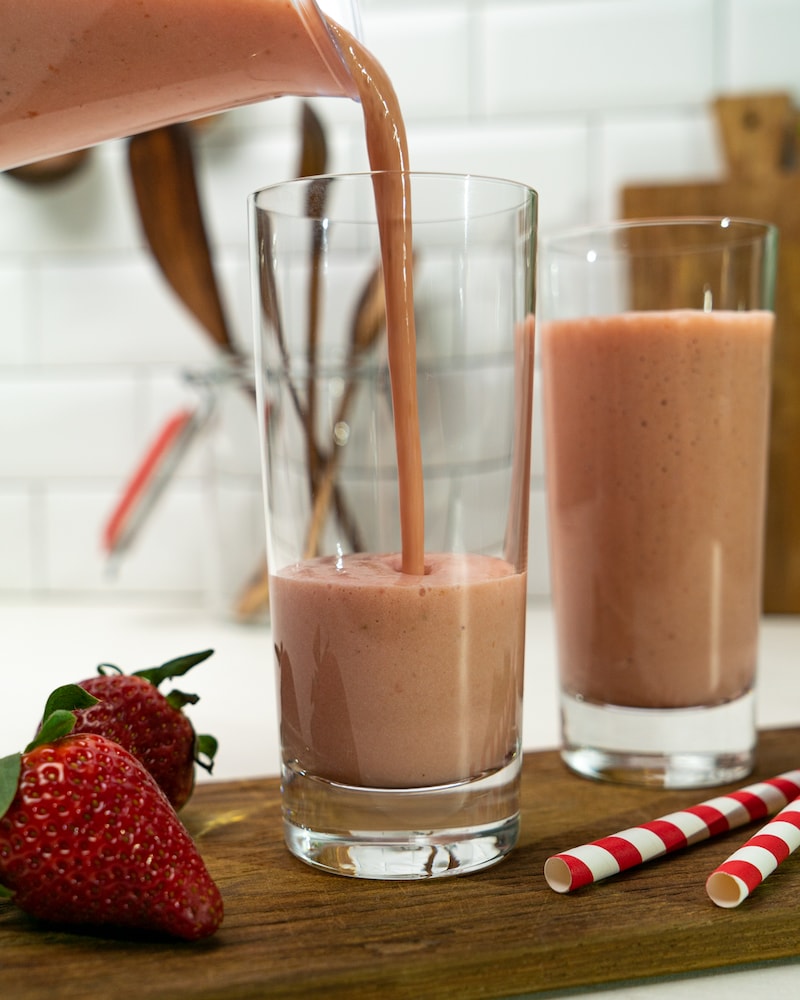 Auf diesem Bild siehst du wie der Erdbeeren-Colada eingefüllt wird.