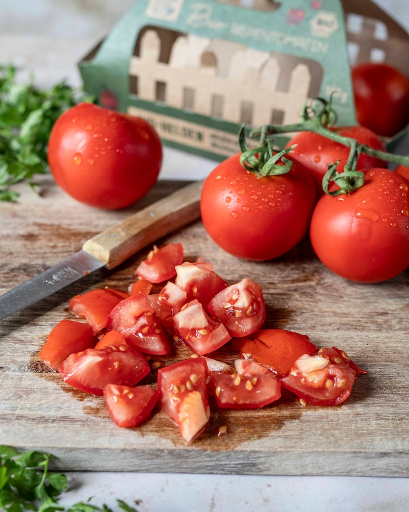 Dieses Bild zeigt wie die Tomaten vorbereitet werden.
