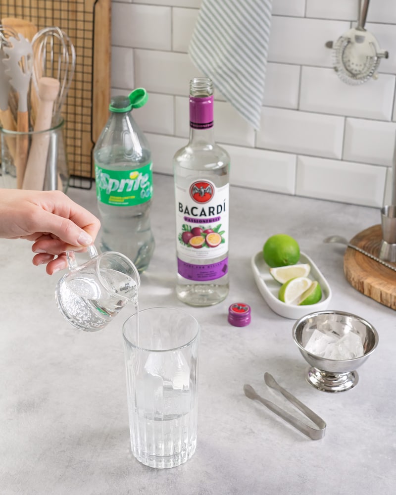 Dieses Bild zeigt wie die Sprite in ein Glas gegeben wird.
