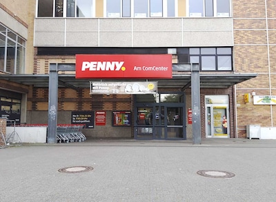 Sie sehen den Eingang vom Penny Markt in Halle (Saale) Willy-Brandt-Straße 57 