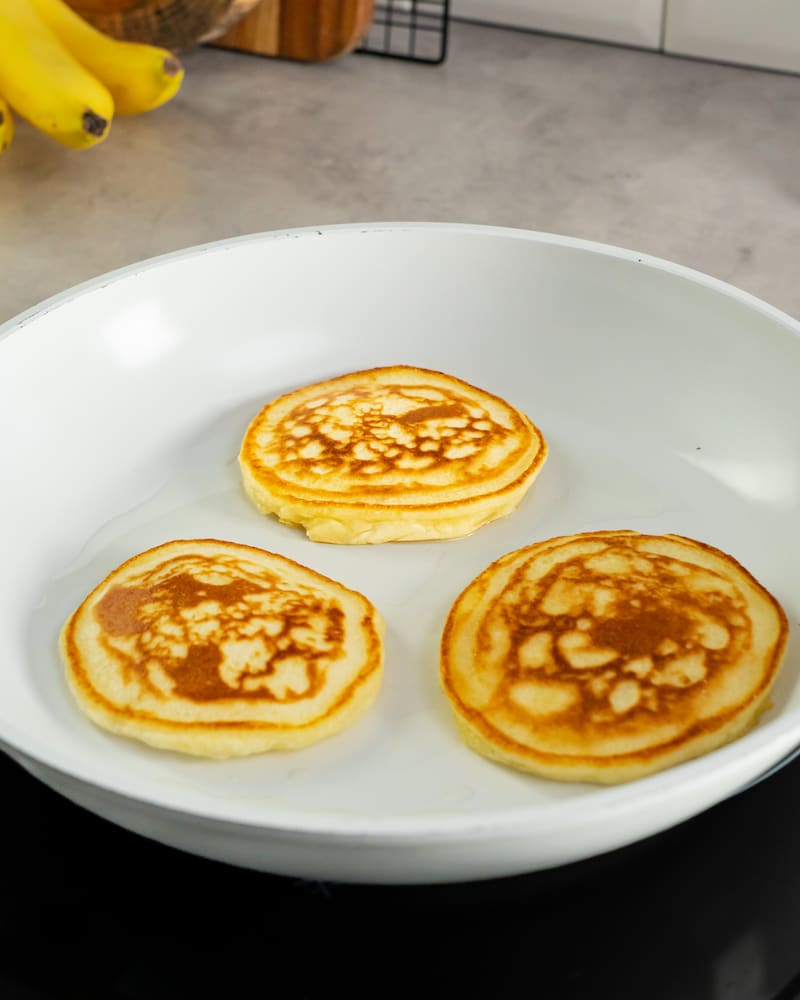 Dieses Bild zeigt wie die Pancakes gebacken werden.