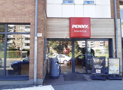 Sie sehen den Eingang vom Penny Markt Düsseldorf – Hassels Altenbrueckstrasse 15