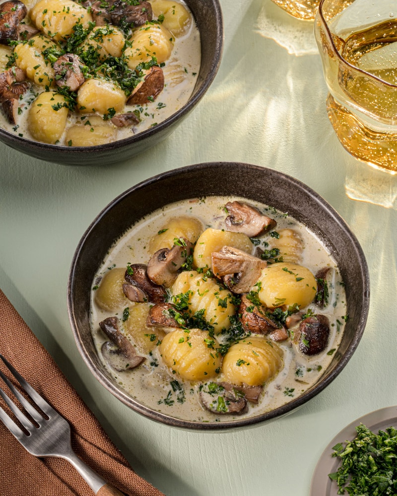 Dieses Bild zeigt die fertigen Gnocchi mit Pilzen.