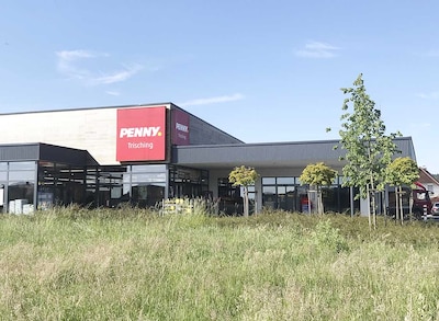 Sie sehen den Eingang vom Penny Markt in Schmidgaden Gewerbegebiet Trisching 11