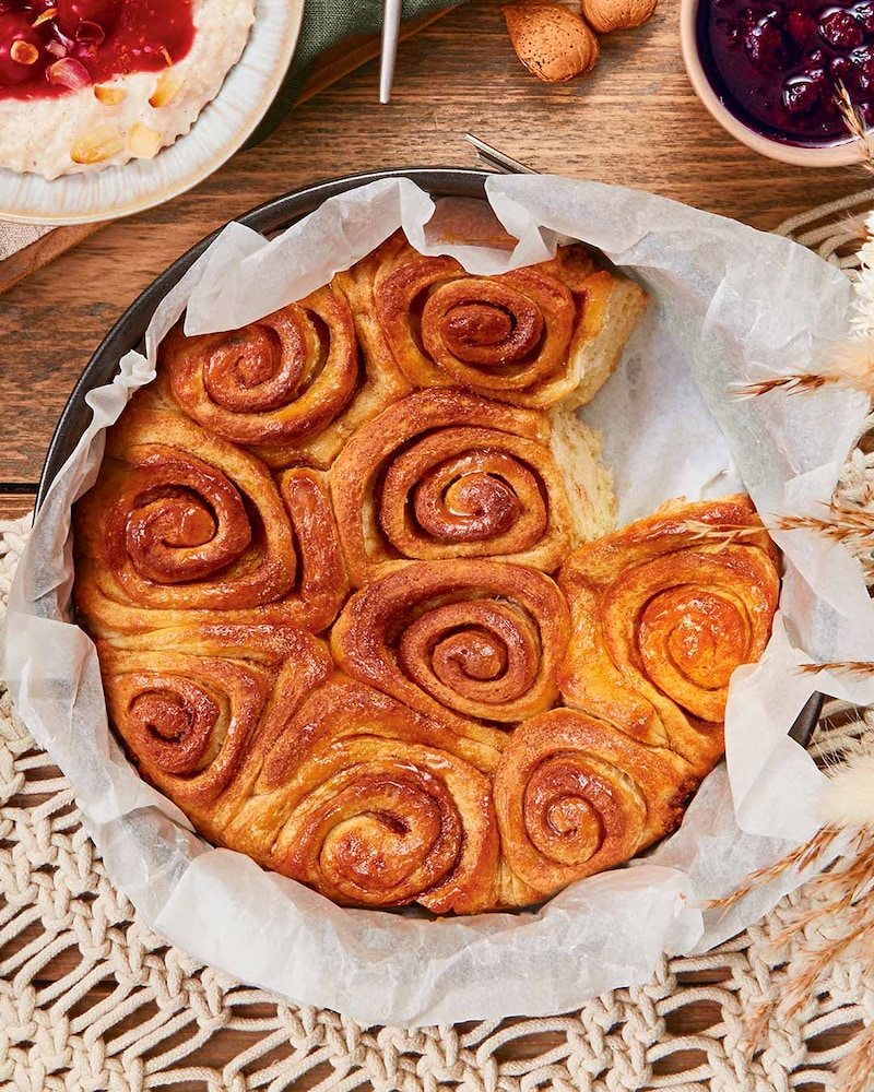 Zimtschnecken-Kuchen mit Blaubeersauce