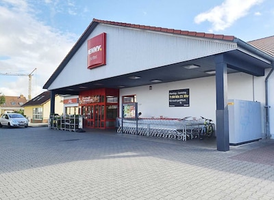 Sie sehen den Eingang vom Penny Markt in Hattersheim/Okriftel, Rheinstrasse 3-11