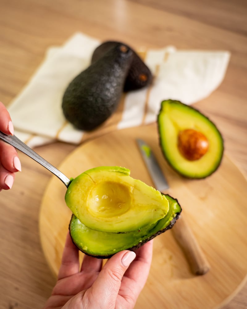 Cremiger Avocado Dip mit veganem Knusper-Bacon