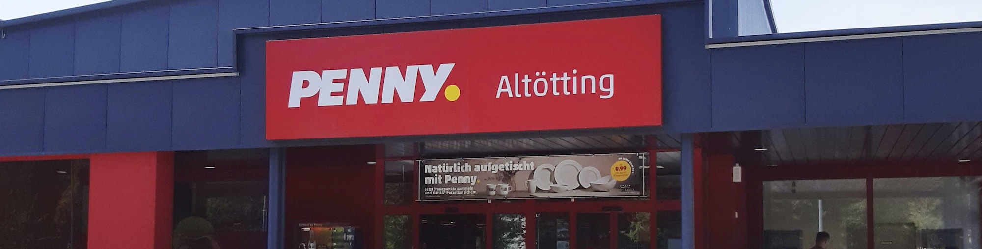 Sie sehen den Eingang vom Penny Markt in Altötting Fabrikstr. 17