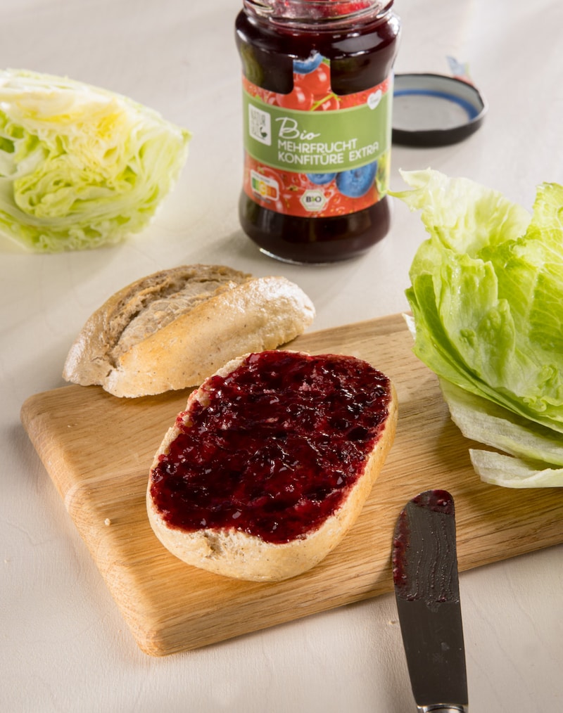 Dieses Bild zeigt Brötchen mit Marmelade.