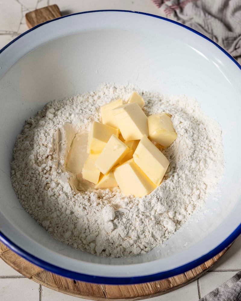 Dieses Bild zeigt die trockenen Zutaten für die Galette mit Kartoffeln und Zwiebeln.