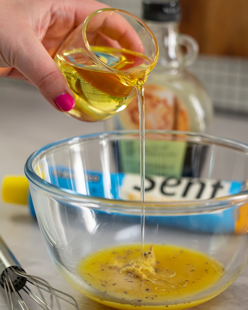 Dieses Bild zeigt, wie die Salatsauce vorbereitet wird.