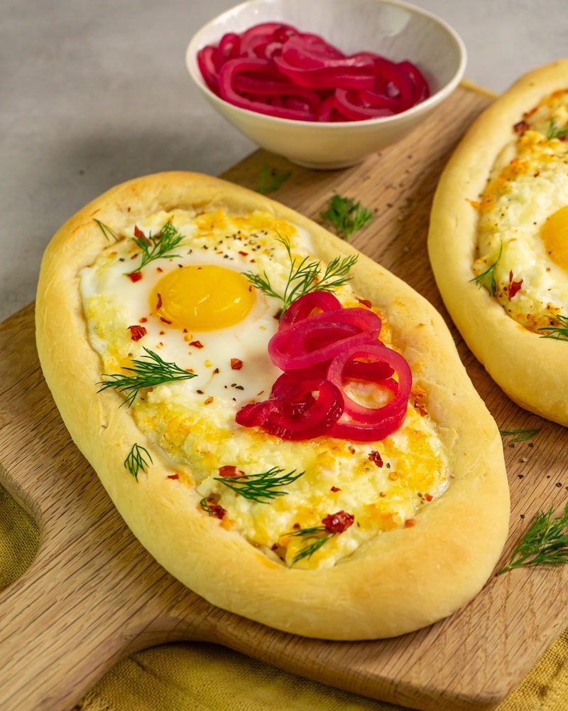 Dieses Bild zeigt die fertigen Khachapuri mit eingelegten Zwiebeln.