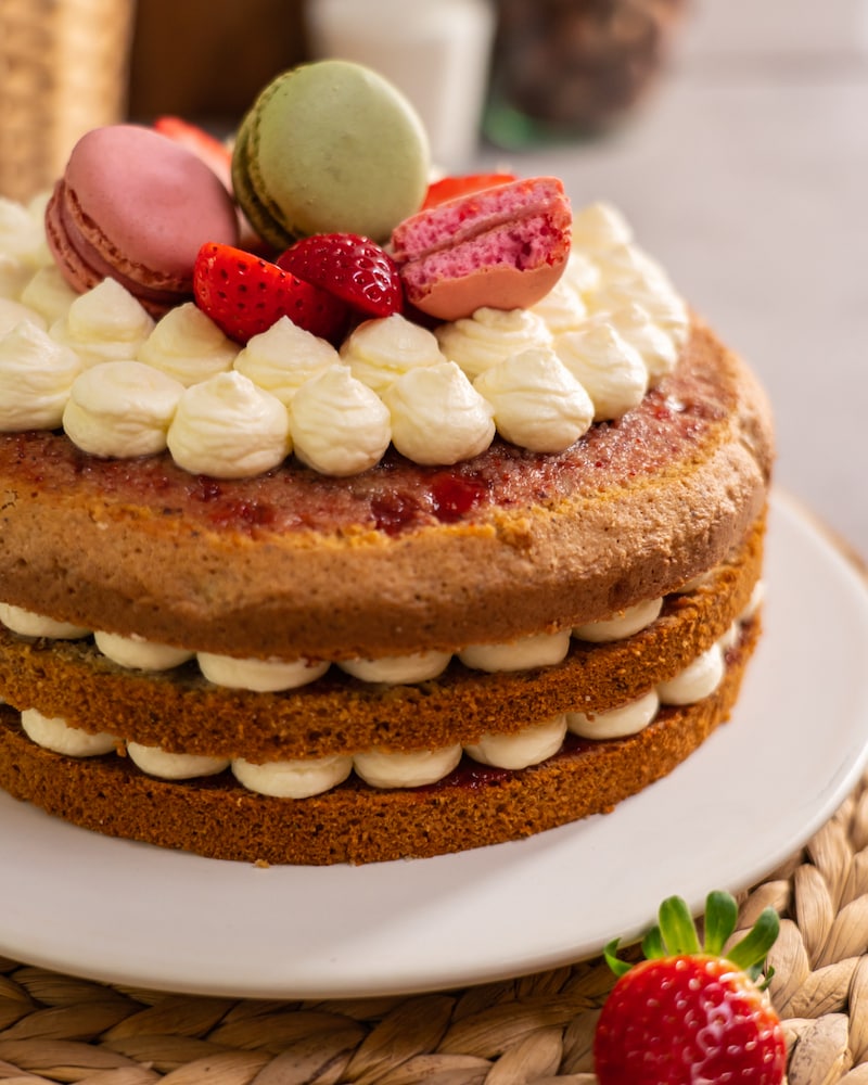 Frühlings-Schichttorte mit Macarons und Erdbeeren
