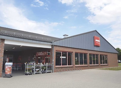 Sie sehen den Eingang vom Penny Markt in Gräfenhainichen, R.-Luxemburg-Str. 68A