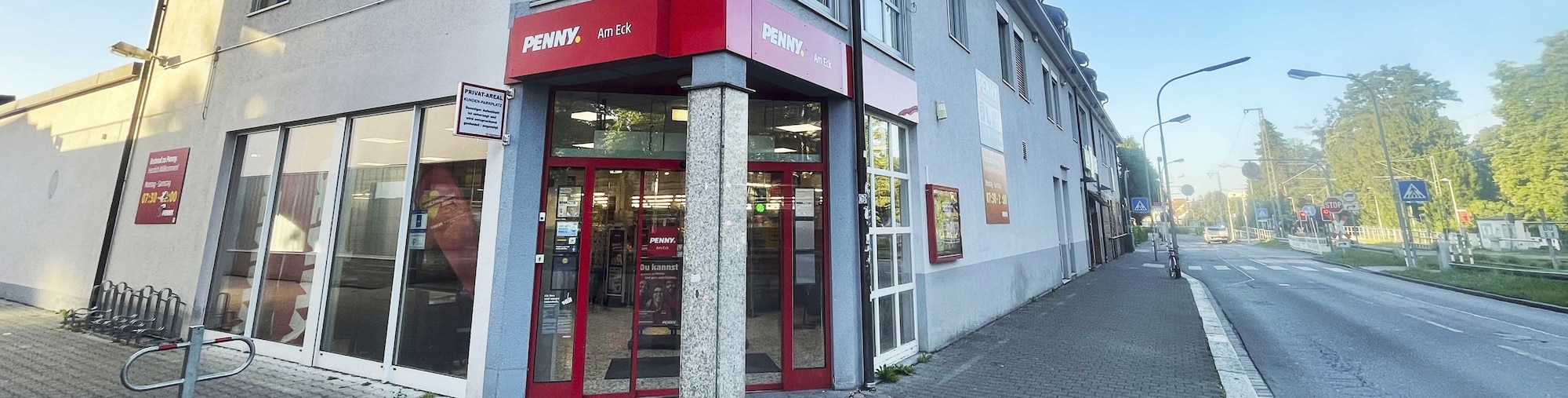 Sie sehen den Eingang vom Penny Markt in Lörrach, Brühlstraße 10,11