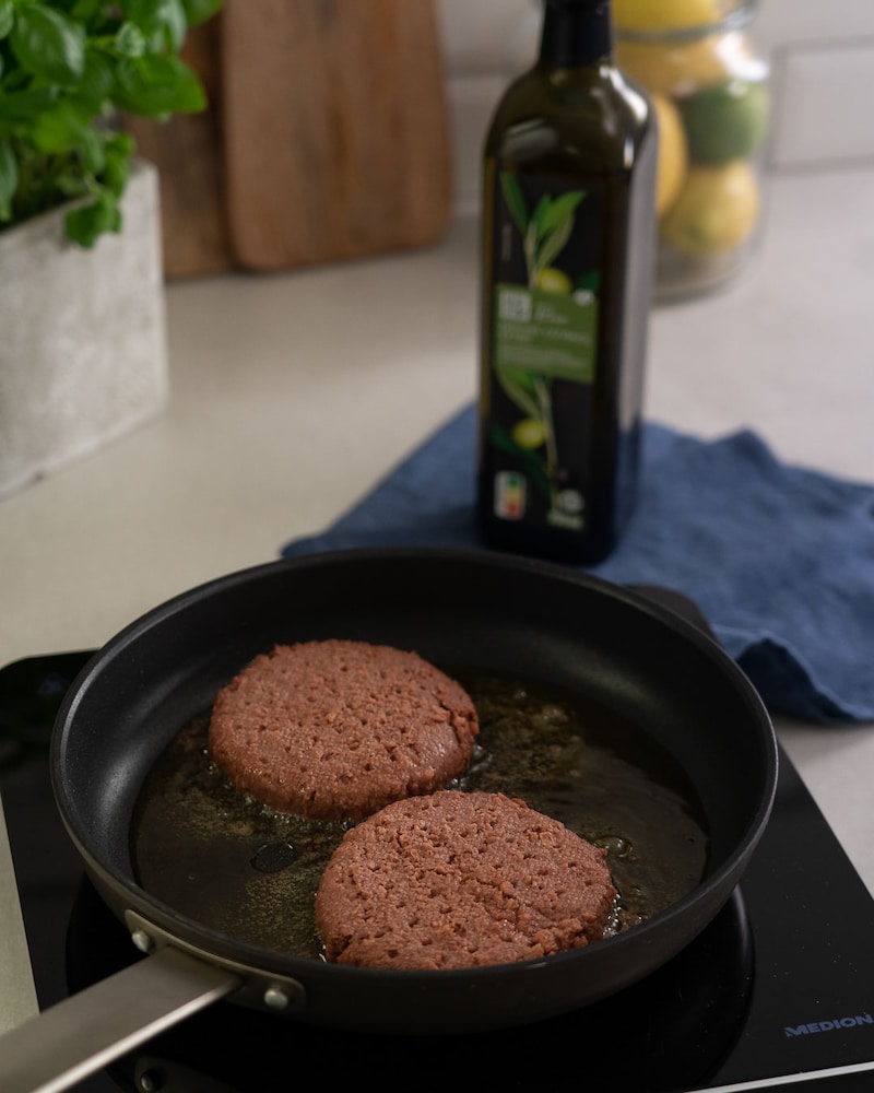 Dieses Bild zeigt wie Burgerpatties gegrillt werden.
