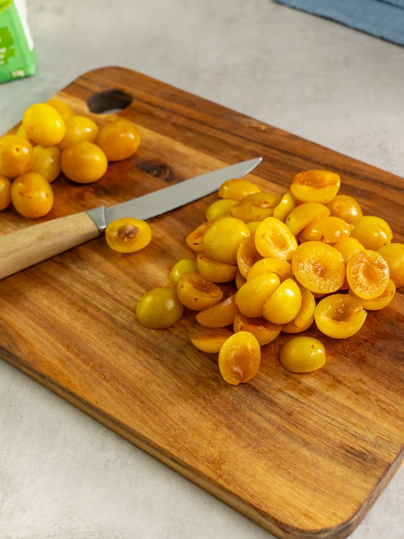Dieses Bild zeigt wie die Mirabellen geschnitten werden.