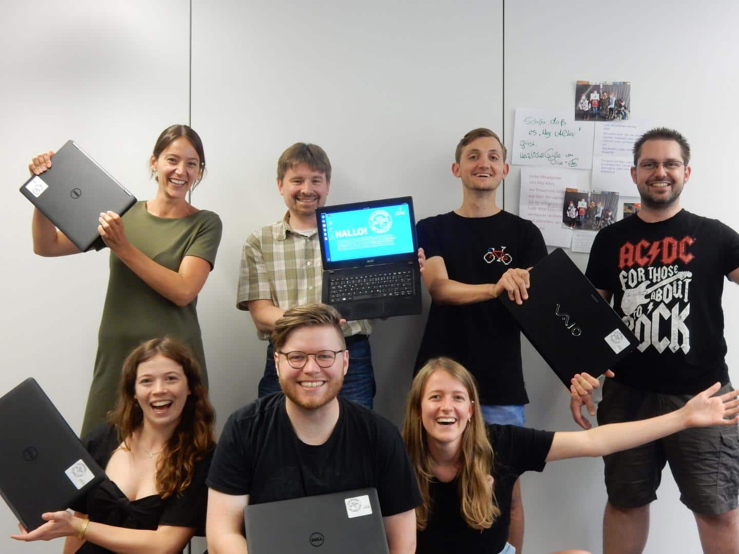 Vereinsmitglieder laecheln begeistert in die Kamera