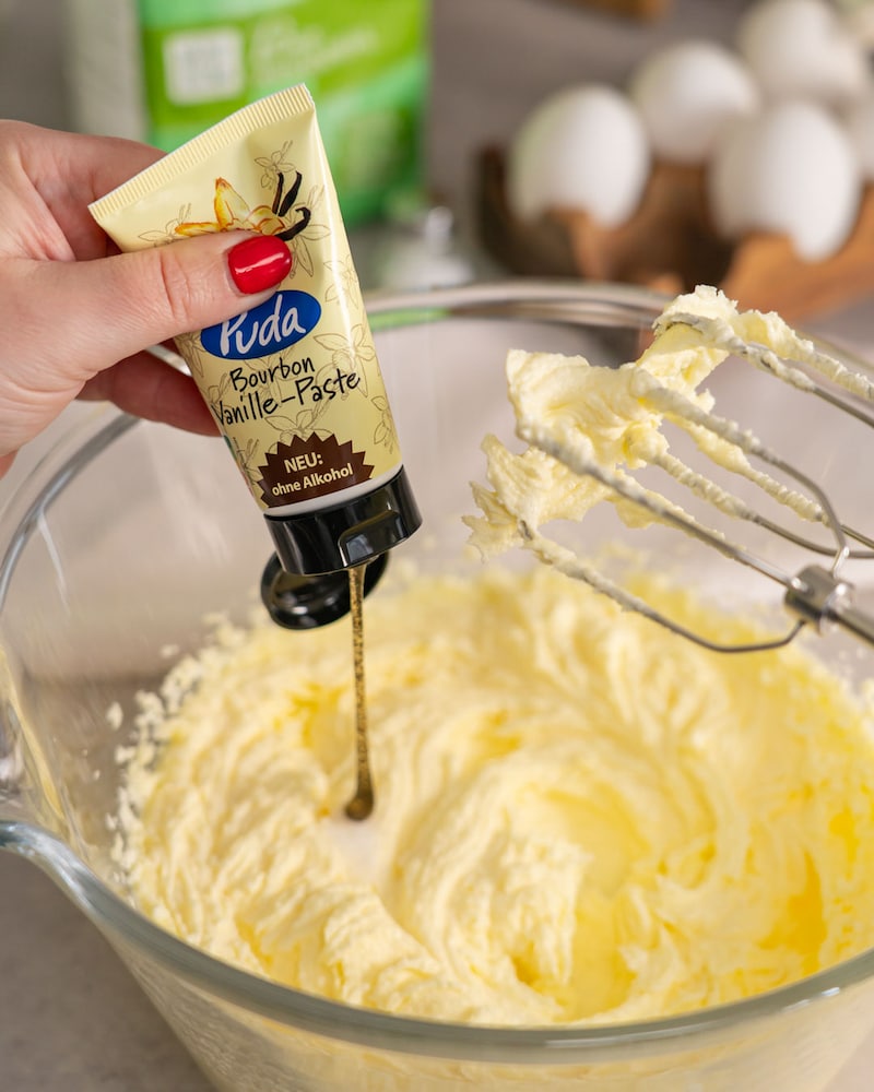Dieses Bild zeigt wie die Vanillepaste hinzugegeben wird.