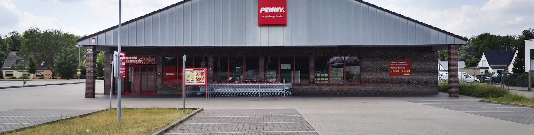 Sie sehen den Eingang vom Penny Markt in Rosslau, Magdeburger Strasse 81