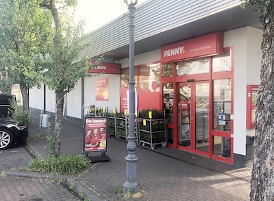 Sie sehen den Eingang vom Penny Markt in Kelkheim, Bahnstr. 9