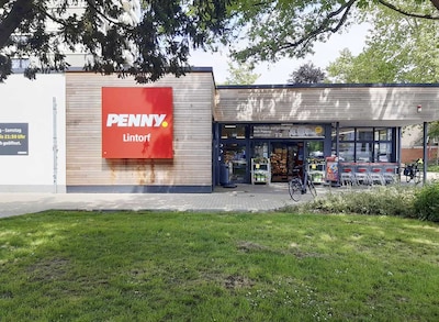 Sie sehen den Eingang vom Penny Markt Ratingen Konrad-Adenauer-Platz 4