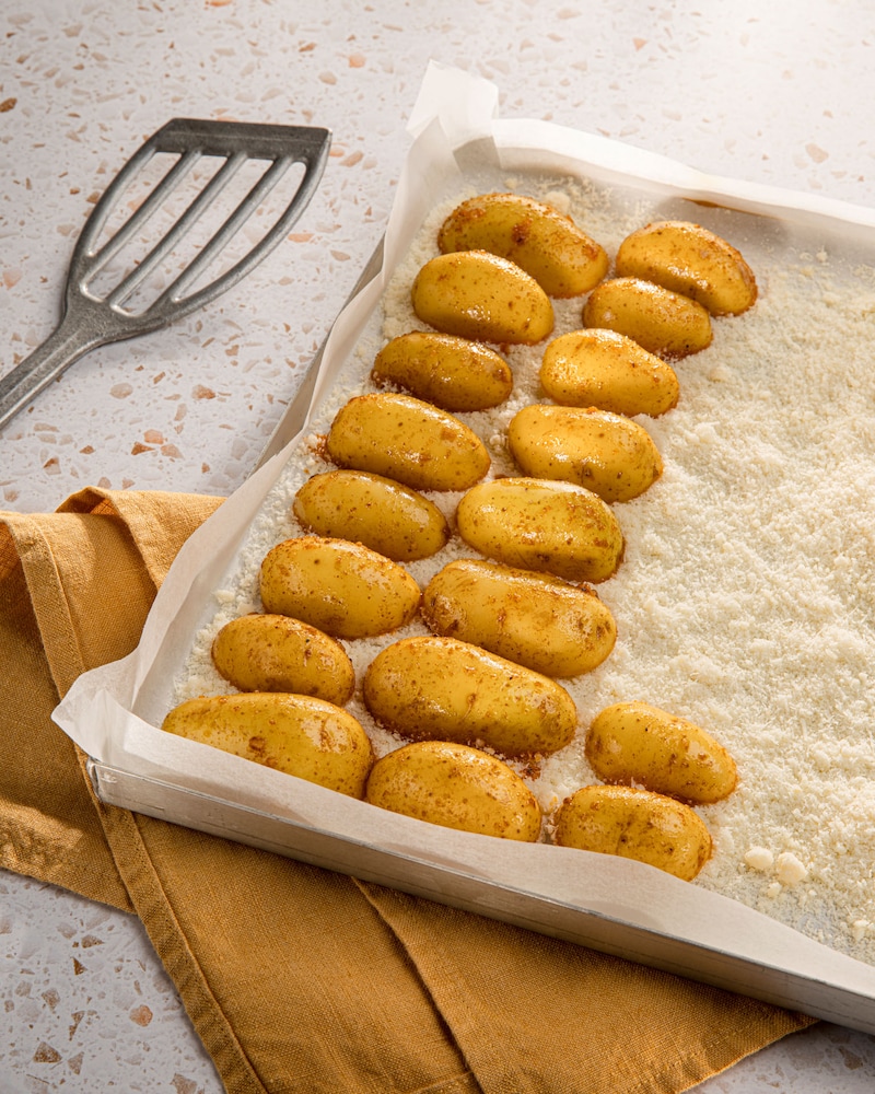 Dieses Bild zeigt wie die Kartoffeln auf dem Blech verteilt werden.