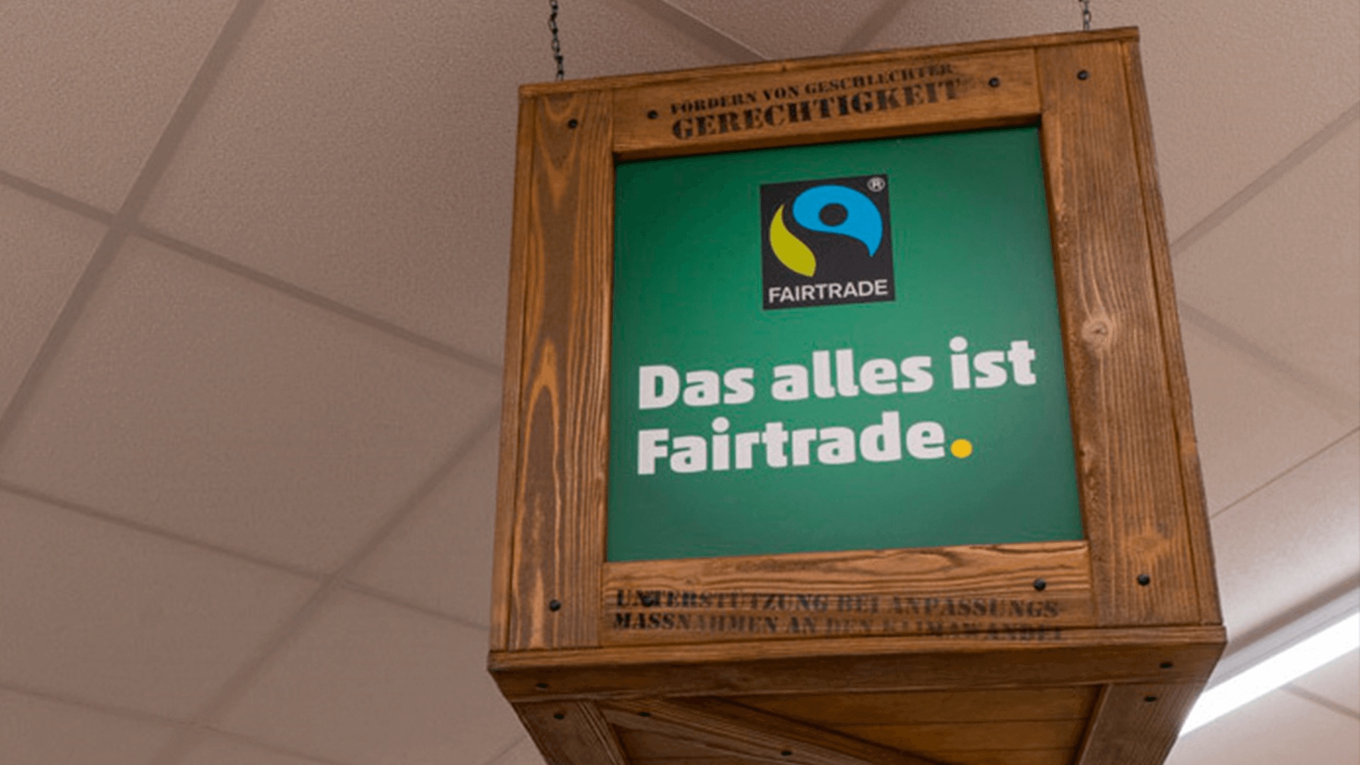 Eine Kiste bei der Info-Station zu Fairtrade