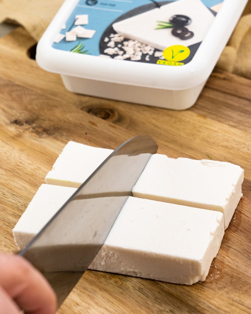 Auf diesem Bild siehst du wie der Feta gewürfelt wird.