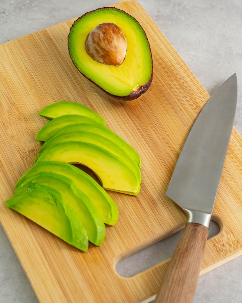 Dieses Bild zeigt in Scheiben geschnittene Avocado.