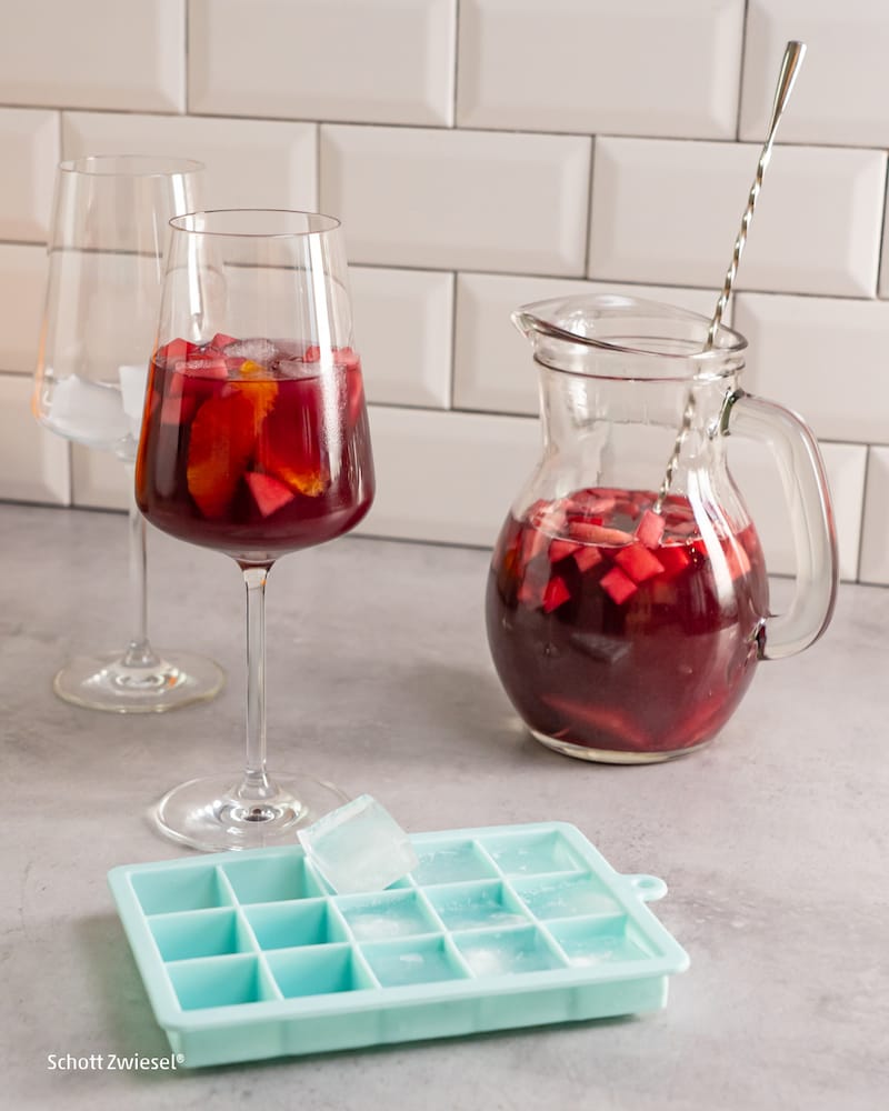 Dieses Bild zeigt wie der Sangria in die Gläser gefüllt wird.