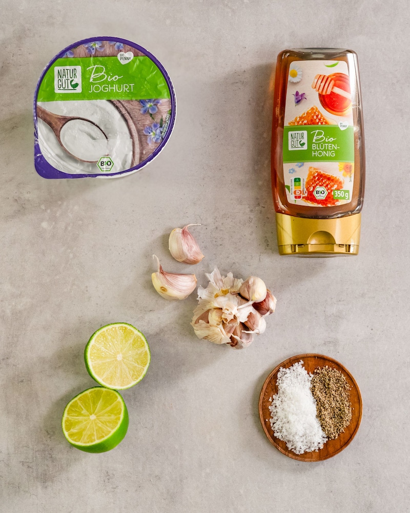 Dieses Bild zeigt die Zutaten für den Knoblauch-Limetten-Joghurt-Dip.