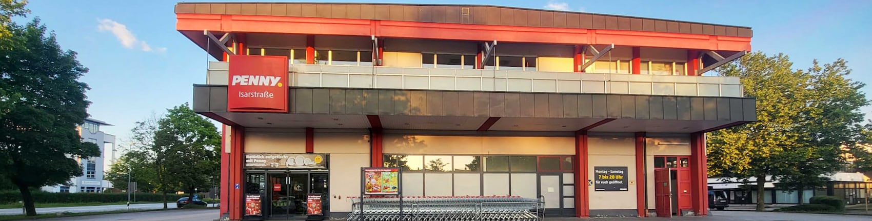 Sie sehen den Eingang vom Penny Markt in Rosenheim/Happing Isarstr. 2