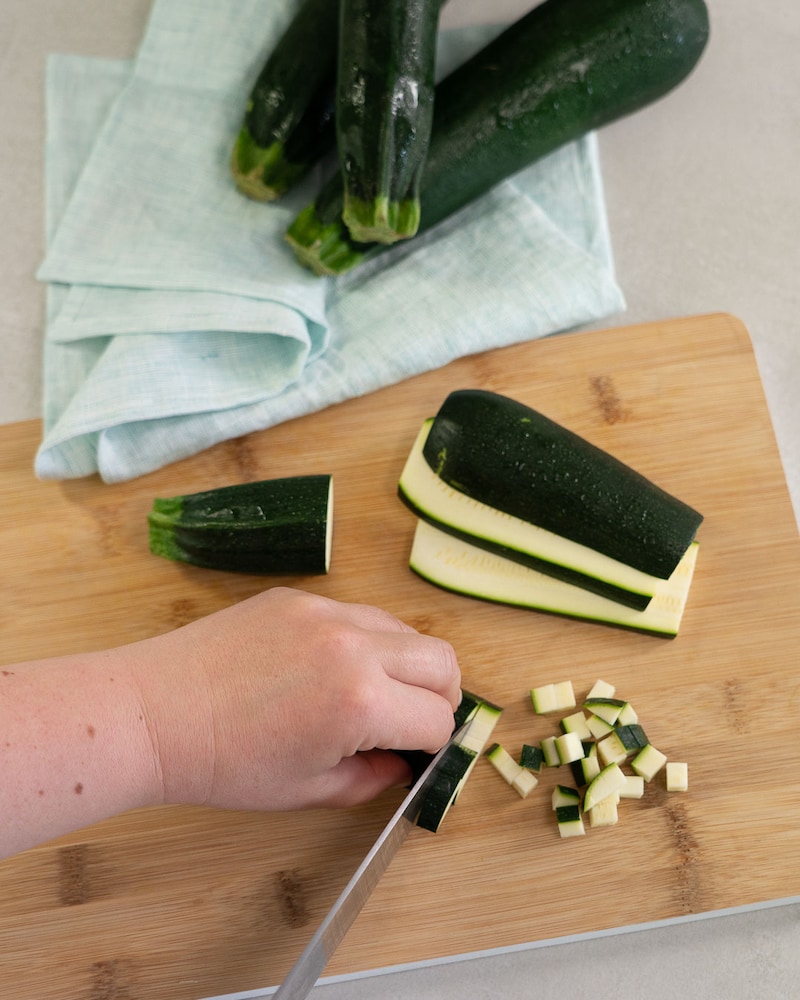 Dieses Bild zeigt wie Zucchini geschnitten wird.