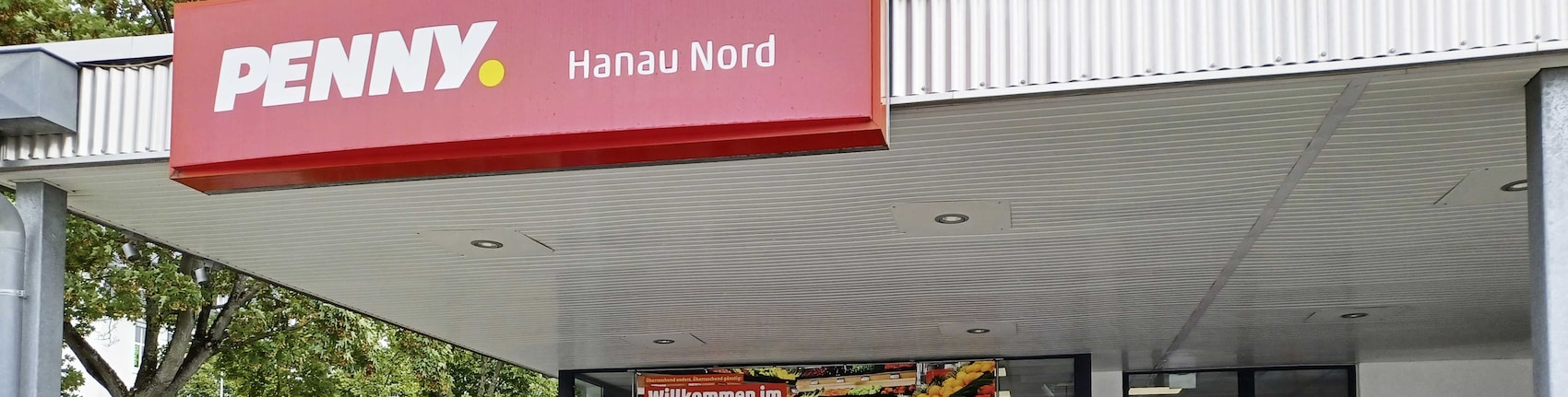 Sie sehen den Eingang vom Penny Markt in Hanau Lamboystr. 64b