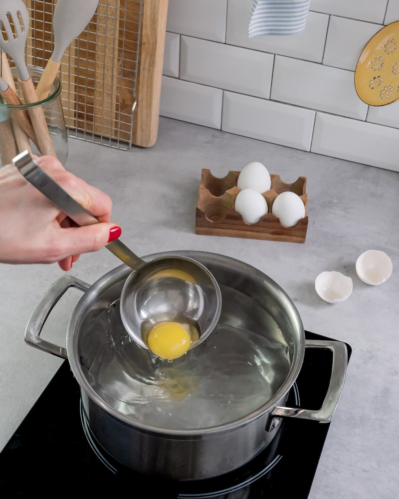 Dieses Bild zeigt das Eier pochieren.