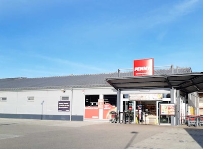 Sie sehen den Eingang vom Penny Markt in Memmingen Haußmannstraße 2