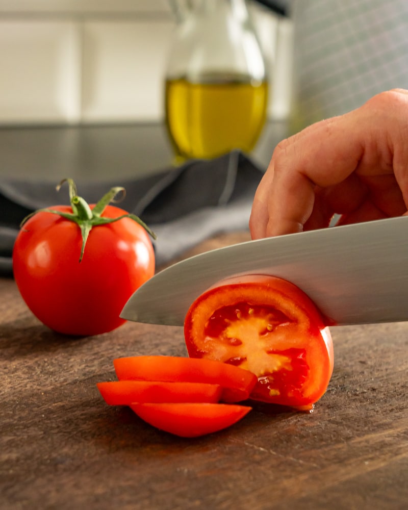 Dieses Bild zeigt wie die Tomaten geschnitten werden.