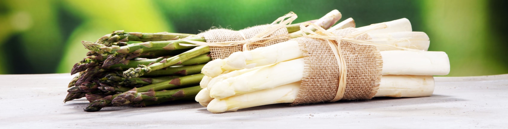 Grüner und weißer Spargel auf einem Holztisch
