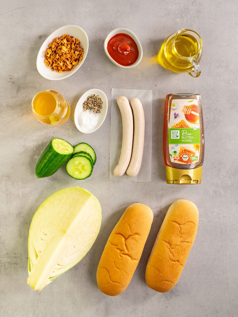 Dieses Bild zeigt die Zutaten für den Hot Dog vom Grill.