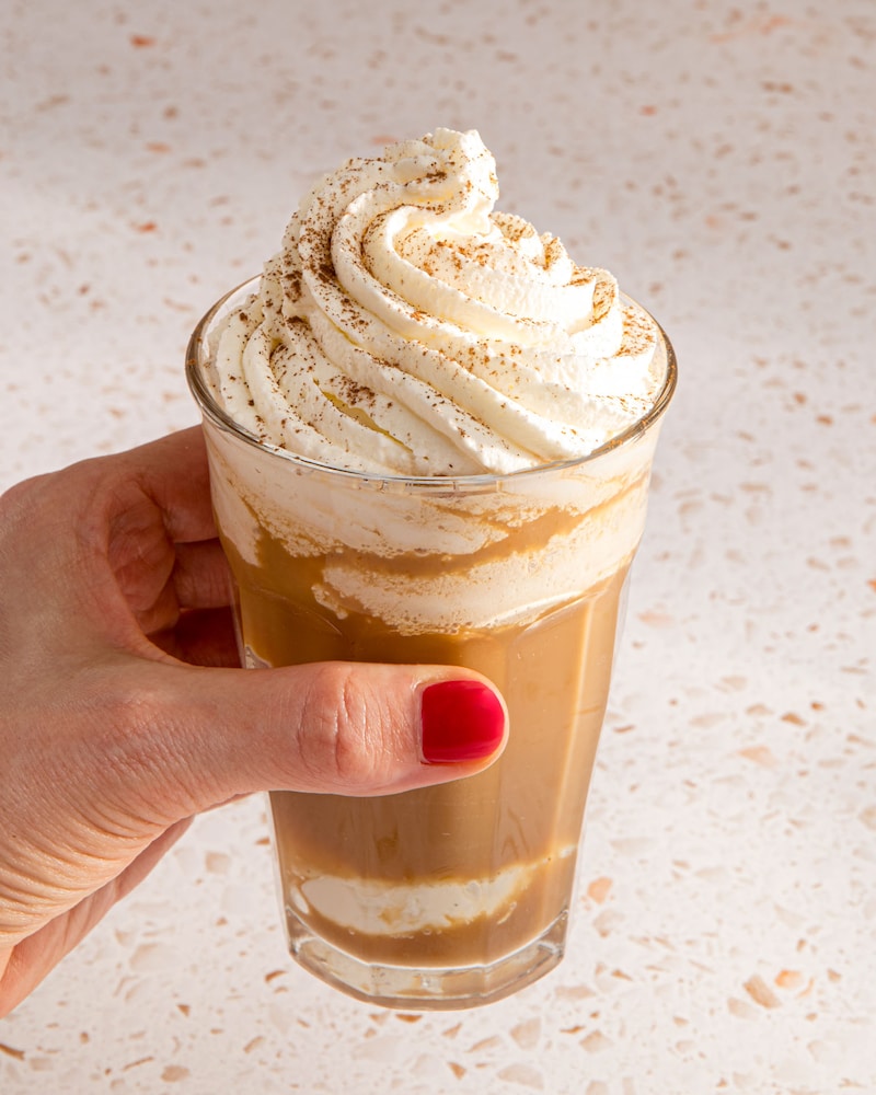 Das Bild zeigt den fertigen Eiskaffee in einer Hand.